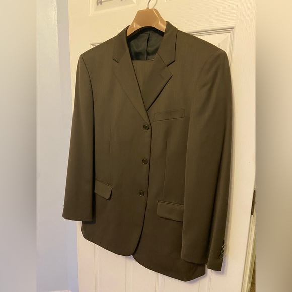 J. Ferrar suit. Jacket 44R. Pants 36x32. Excellent condition.